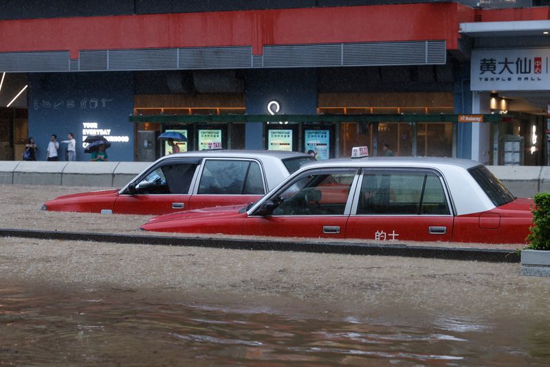 &copy; Reuters. 　９月８日、香港では、前日からの記録的な豪雨で市街地や地下鉄駅、ショッピングモールなど広い範囲が冠水した。写真は大雨による洪水で一部が水没した車。香港で撮影（２０２３年　