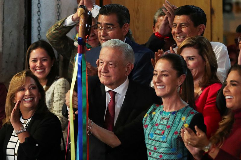 © Reuters. Mexico's President Andres Manuel Lopez Obrador hands over a ceremonial baton of command to Claudia Sheinbaum after she was elected by the ruling National Regeneration Movement (MORENA) as its candidate to succeed him in 2024 in the presidential election, in Mexico City, Mexico September 7, 2023. REUTERS/Henry Romero