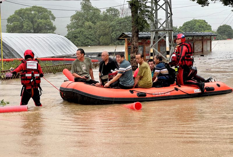 &copy; Reuters. 　中国では８日、台風１１号（ハイクイ）の影響で４日間にわたって記録的豪雨が続く中、南部広東省・深セン市で学校が全面休校となったほか、一部の地下鉄駅やオフィスが閉鎖された。