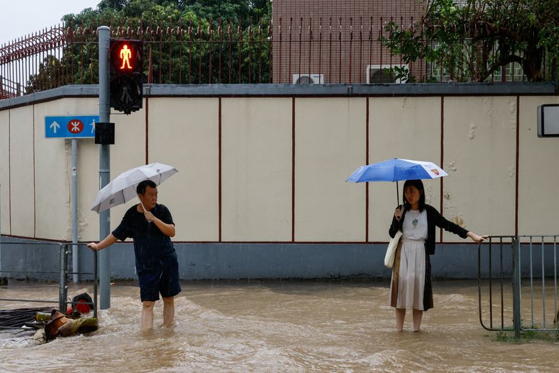 Hong Kong: Pluies inédites en plus d'un siècle, rues et métro inondés