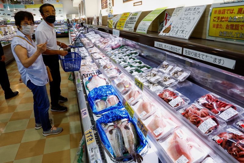&copy; Reuters. FOTO DE ARCHIVO: Los clientes miran marisco capturado localmente en el mercado de pescado Hamanoeki, prefectura de Fukushima, Japón. 31 de agosto de 2023. REUTERS/Kim Kyung-Hoon/Foto de archivo