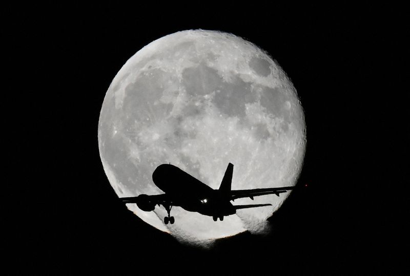 &copy; Reuters. FOTO ARCHIVO: Un avión realiza su aproximación de aterrizaje al aeropuerto de Heathrow en Londres, Reino Unido, 9 de noviembre de 2022. REUTERS/Toby Melville