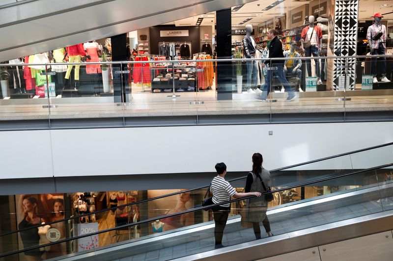 &copy; Reuters. FILE PHOTO: People use an escalator at a shopping mall in Budapest, Hungary, April 28, 2022. REUTERS/Bernadett Szabo/File Photo