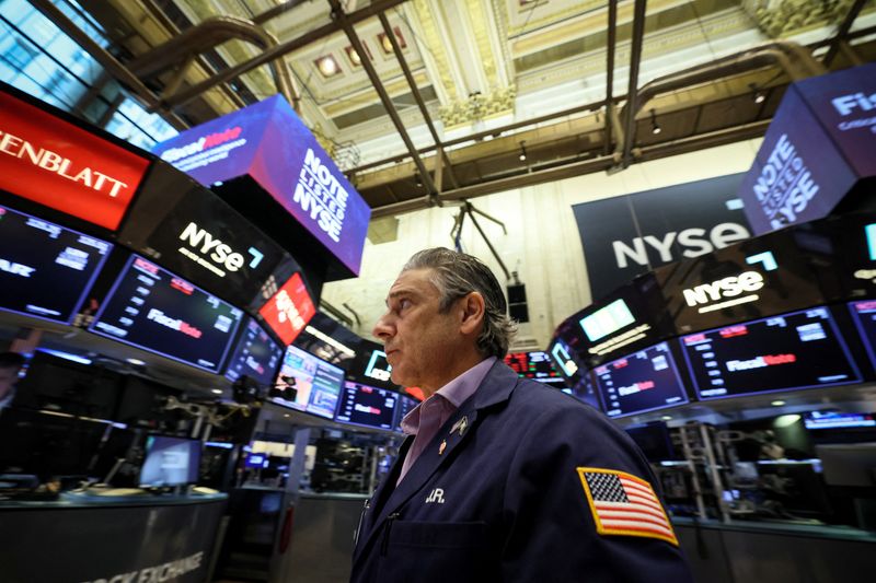 &copy; Reuters. FILE PHOTO: Traders work on the floor of the New York Stock Exchange (NYSE) in New York City, U.S., August 15, 2023.  REUTERS/Brendan McDermid