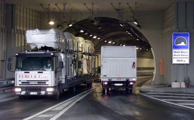 &copy; Reuters. Des camions empruntent le tunnel du Mont Blanc à la frontière franco-italienne. /Photo prise le 8 avril 2002/REUTERS/Robert Pratta
