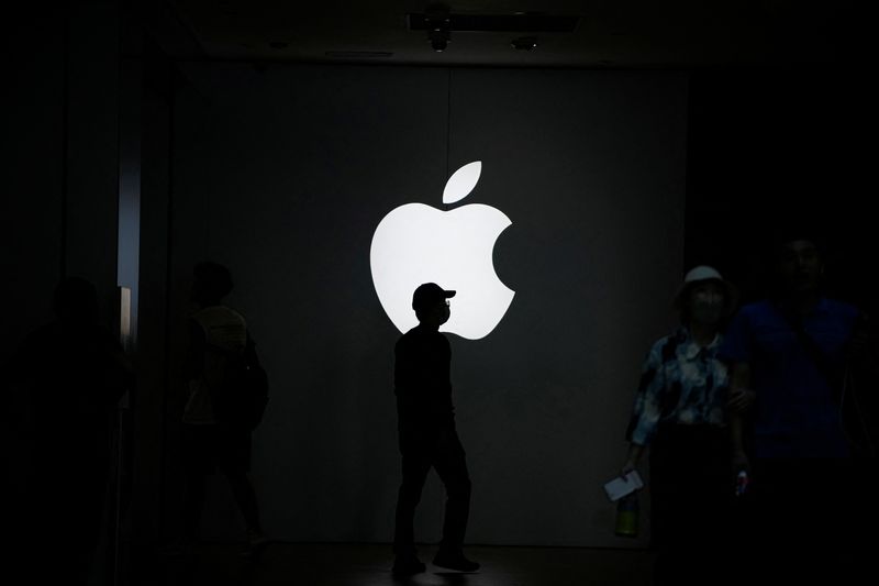 &copy; Reuters. Un grupo de personas camina cerca de un logo de Apple en el exterior de su tienda en Shanghái, China. 8 de septiembre de 2023. REUTERS/Aly Song