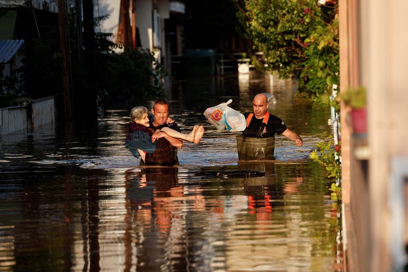 &copy; Reuters. Un bombero evacua a una anciana de una zona inundada al desbordarse el río Pinios, tras las lluvias torrenciales caídas en la zona, en Larissa, Grecia. 8 de septiembre de 2023. REUTERS/Louisa Gouliamaki