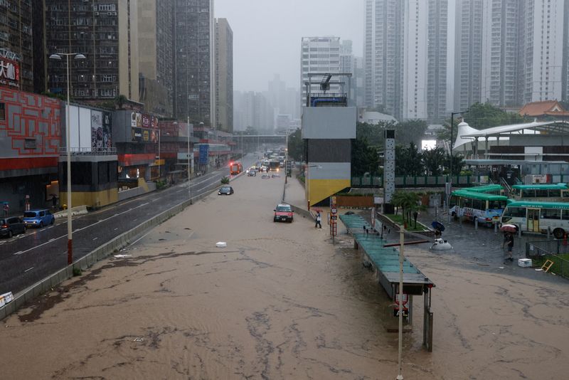 &copy; Reuters. منظر عام لمنطقة غمرتها المياه في هونج كونج يوم الجمعة. تصوير: تيرون سيو - رويترز.