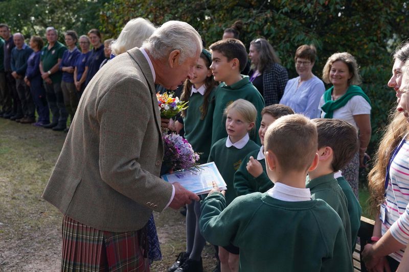 &copy; Reuters. Rei Charles recebe flores e cartões de crianças no aniversário de morte da rainha Elizabeth 
 8/9/2023   Andrew Milligan/Pool via REUTERS