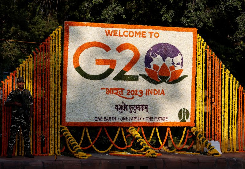 &copy; Reuters. A security force personnel stands guard next to a hoarding decorated with flowers on a pavement ahead of the G20 Summit in New Delhi, India, September 8, 2023. REUTERS/Amit Dave