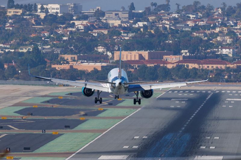 &copy; Reuters. FILE PHOTO: A commercial aircraft approaches to land at San Diego International Airport as U.S. telecom companies, airlines and the FAA continue to discuss the potential impact of 5G wireless services on aircraft electronics in San Diego, California, U.S.