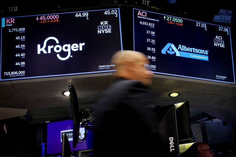 © Reuters. FILE PHOTO: Traders work as screens display the trading information for Kroger Co and Albertsons Cos Inc. on the floor of the New York Stock Exchange (NYSE) in New York City, U.S., October 14, 2022. REUTERS/Brendan McDermid/File Photo