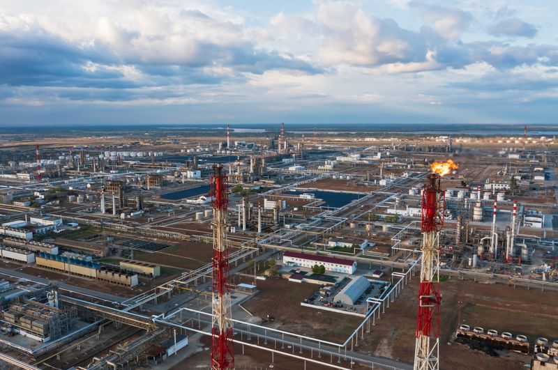 &copy; Reuters. A general view shows the oil refinery of the Lukoil company in Volgograd, Russia April 22, 2022. Picture taken with a drone. REUTERS/REUTERS PHOTOGRAPHER/File photo