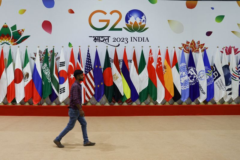 © Reuters. A man walks near flags ahead of G20 Summit in New Delhi, India, September 8, 2023. REUTERS/Anushree Fadnavis