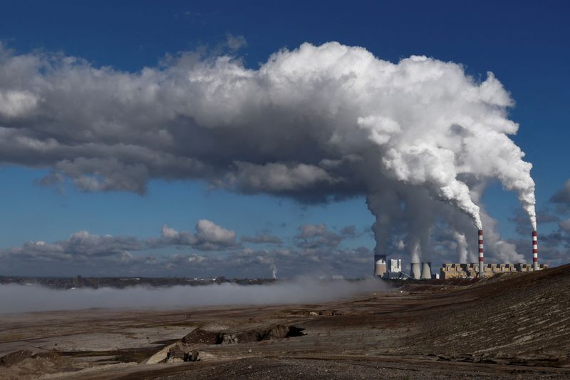 © Reuters. FILE PHOTO: Smoke and steam billow from Belchatow Power Station, Europe's largest coal-fired power plant powered by lignite, in Kleszczow, Poland October 20, 2022. REUTERS/Kuba Stezycki/File Photo