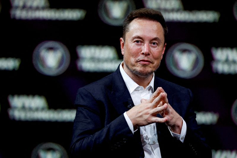 &copy; Reuters. 米起業家のイーロン・マスク氏が昨年、同氏が率いる宇宙開発企業スペースＸの衛星通信サービス「スターリンク」をクリミアの港湾都市セバストポリで使用したいとするウクライナ側の要