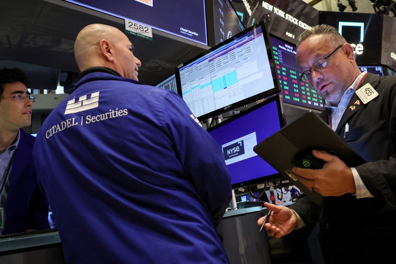 © Reuters. Traders work on the floor of the New York Stock Exchange (NYSE) in New York City, U.S., July 24, 2023.  REUTERS/Brendan McDermid