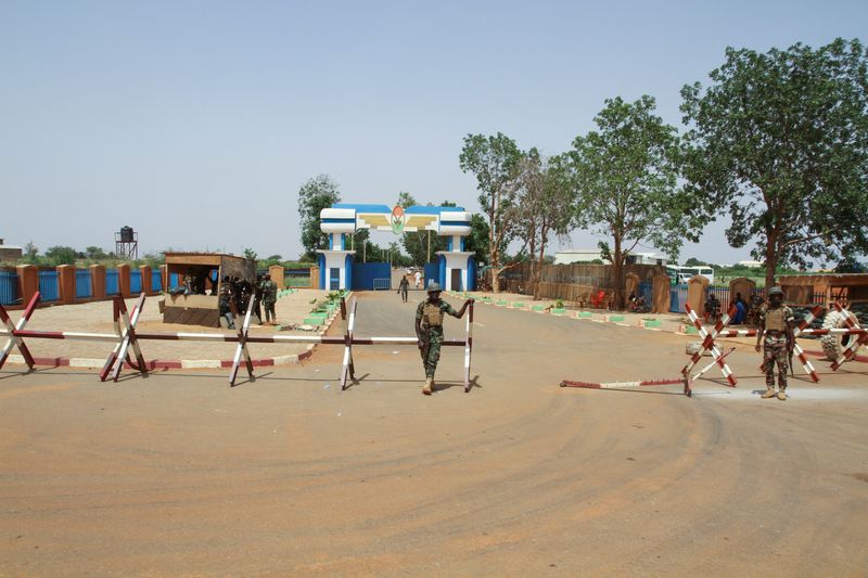 &copy; Reuters. ضباط من الجيش النيجيري أمام قاعدة للجيش الفرنسي في نيامي بالنيجر يوم الجمعة. تصوير: محمد حميدو - رويترز. يحظر إعادة بيع الصورة أو الاحتفاظ به