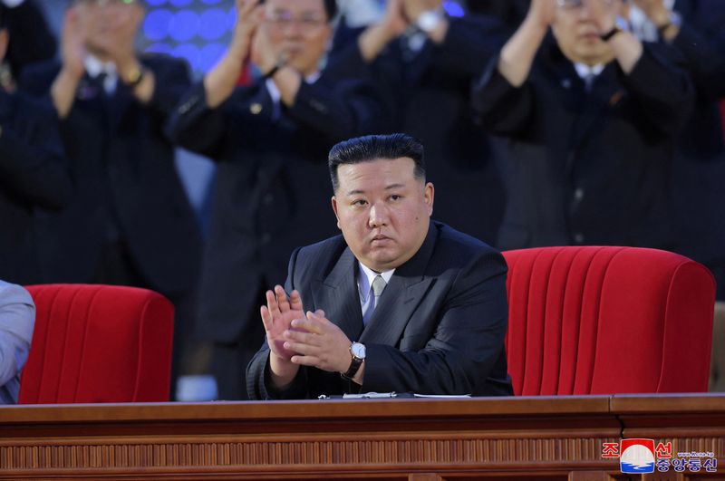 &copy; Reuters. زعيم كوريا الشمالية كيم جونج أون في العاصمة بيونجيانج بمناسبة الذكرى الخامسة والسبعين لتأسيسها يوم الجمعة. يحظر استخدام الصورة داخل كوريا 