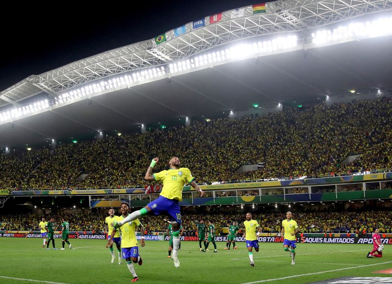 © Reuters. نيمار لاعب منتخب البرازيل يحتفل بتسجيل الهدف الخامس لمنتخب بلاده في مبارة أمام بوليفيا. تصوير: ريكاردو مورايس - رويترز.
