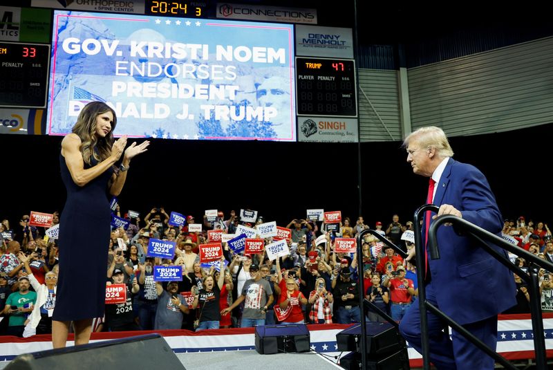 © Reuters. South Dakota Governor Kristi Noem welcomes former U.S. President and Republican presidential candidate Donald Trump before he speaks at a South Dakota Republican party rally in Rapid City, South Dakota, U.S. September 8, 2023. REUTERS/Jonathan Ernst