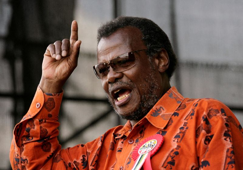 Mangosuthu Buthelezi, Zulu prince who roiled South African politics, dead at 95