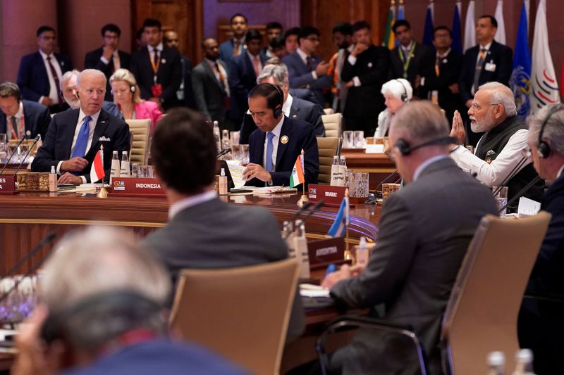 © Reuters. Indian Prime Minister Narendra Modi speaks as U.S. President Joe Biden with other leaders listen during the first session of the G20 Summit, in New Delhi, India, Saturday, Sept. 9, 2023.  Evan Vucci/Pool via REUTERS