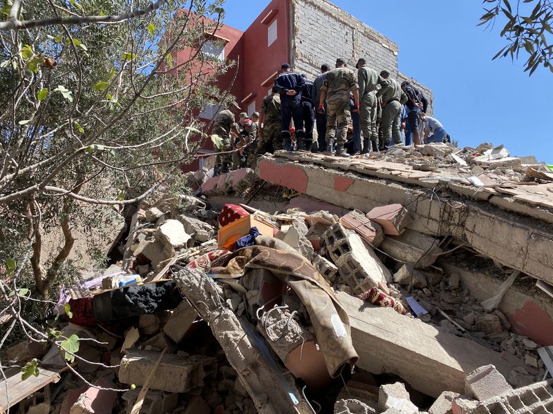 © Reuters. أفراد إنقاذ يعملون في موقع تدمر جراء زلزال ضرب المغرب يوم السبت. تصوير: عبد الحق بلحقي - رويترز.