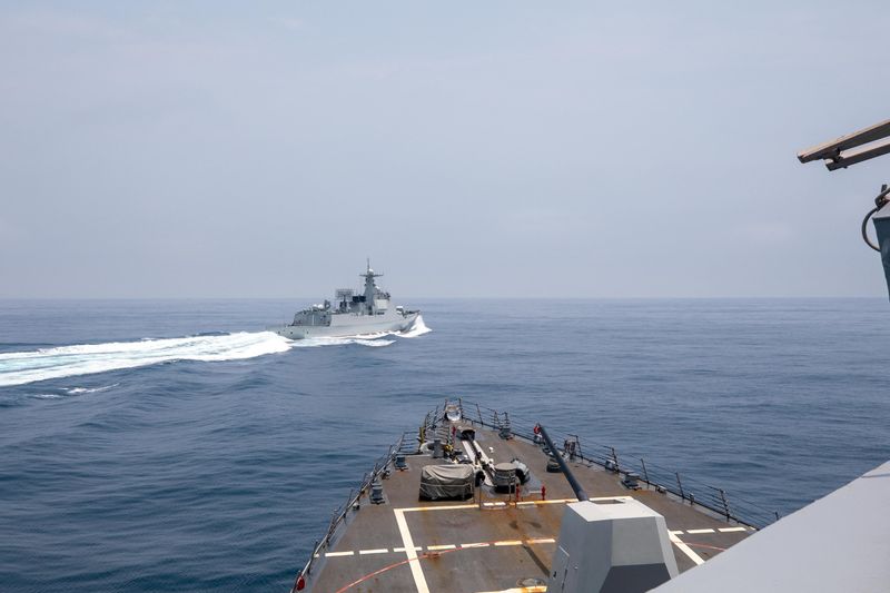 © Reuters. سفينة حربية صينية تعبر مضيق تايوان أمام المدمرة الأمريكية يو إس إس تشونج هون في الثالث من يونيو حزيران . صورة لرويترز من  البحرية الأمريكية.  