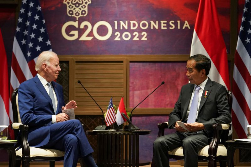 &copy; Reuters. الرئيس الأمريكي جو بايدن أثناء اجتماع مع نظيره الإندونيسي جوكو ويدودو في منتجع بالي بإندونيسيا في 14 نوفمبر تشرين الثاني 2022 . تصوير : كيفن لام
