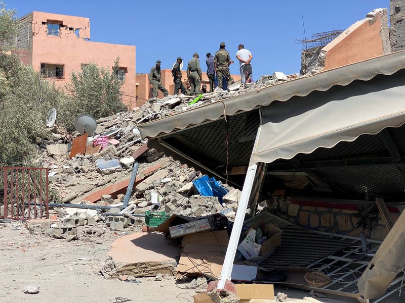 &copy; Reuters. أفراد إنقاذ يعملون في موقع تدمر جراء زلزال ضرب المغرب يوم السبت. تصوير: عبد الحق بلحقي - رويترز .