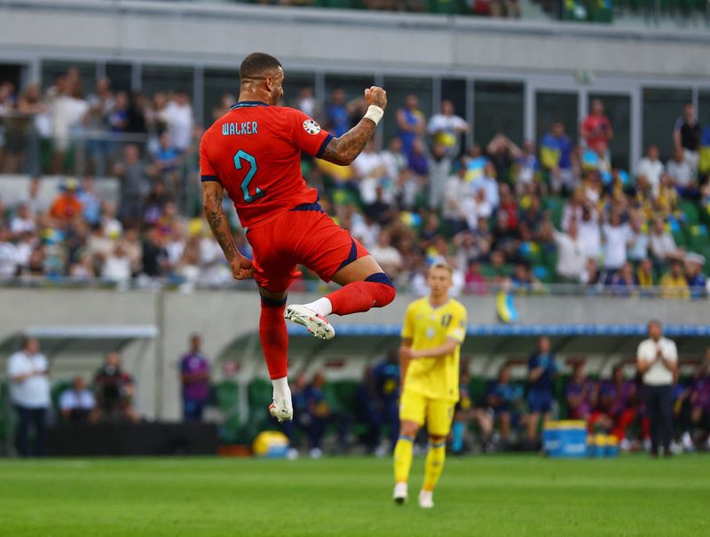 &copy; Reuters. كايل ووكر لاعب منتخب إنجلترا يحتفل بتسجيل الهدف الأول لفريقه أمام منتخب أوكرانيا في التعادل 1-1 في مباراتهما يوم السبت ضمن المجموعة الثالثة 