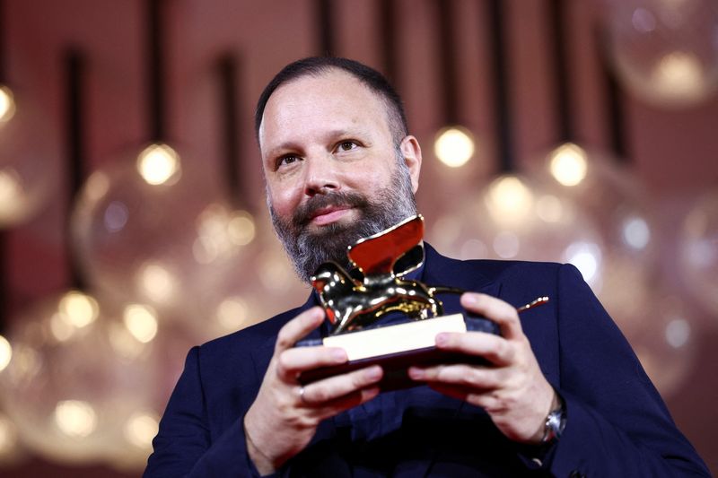 &copy; Reuters. The 80th Venice Film Festival - Awards Ceremony - Venice, Italy, September 9, 2023. Director Yorgos Lanthimos poses with Golden Lion Award for Best Film for the movie 'Poor Things'. REUTERS/Guglielmo Mangiapane