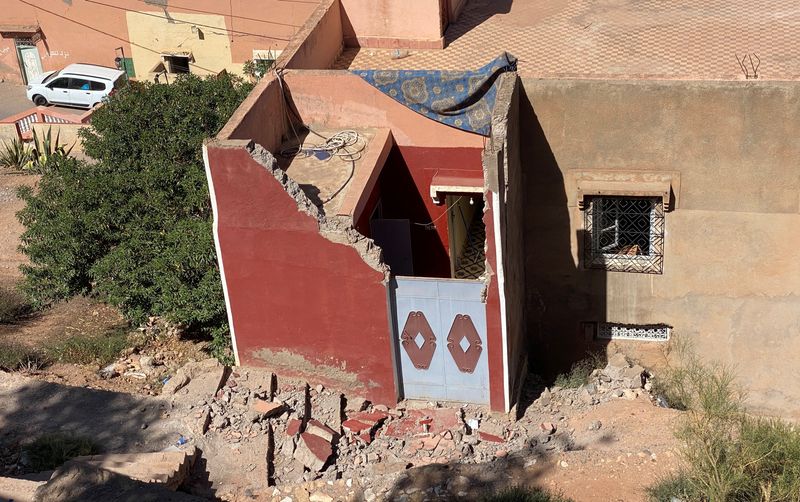 &copy; Reuters. منظر لمنزل مدمر في قرية مولاي براهيم بالمغرب يوم السبت عقب الزلزال المدمر الذي ضرب البلاد . تصوير : عبد الحق بلحقي - رويترز . 