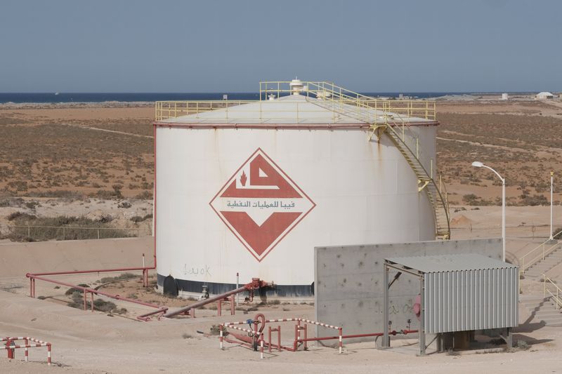 &copy; Reuters. صهريج نفط داخل ميناء رأس لانوف النفطي في ليبيا بصورة من أرشيف رويترز . 