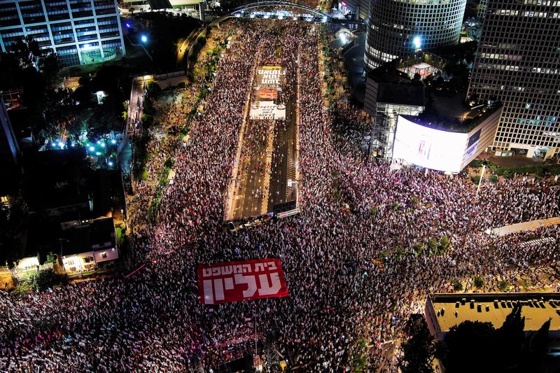&copy; Reuters. آلاف المتظاهرين يرفعون لافتة كبيرة خلال احتجاجهم في تل أبيب يوم السبت على خطط التعديلات القضائية التي اقترحها الائتلاف اليميني المتطرف بزع