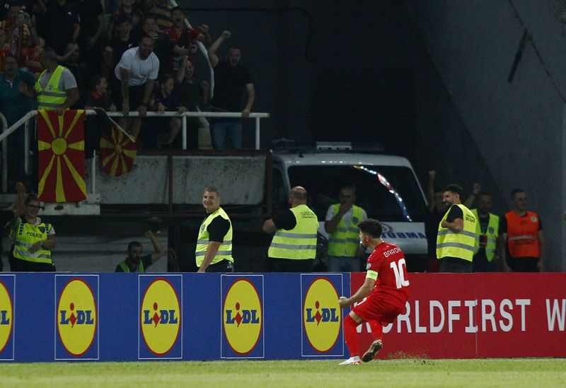 &copy; Reuters. إنيس باردي لاعب مقدونيا الشمالية يحتفل بتسجيل الهدف الأول لمنتخب بلاده في مباراة أمام منتخب إيطاليا  بتصفيات بطولة أوروبا لكرة القدم 2024 في 