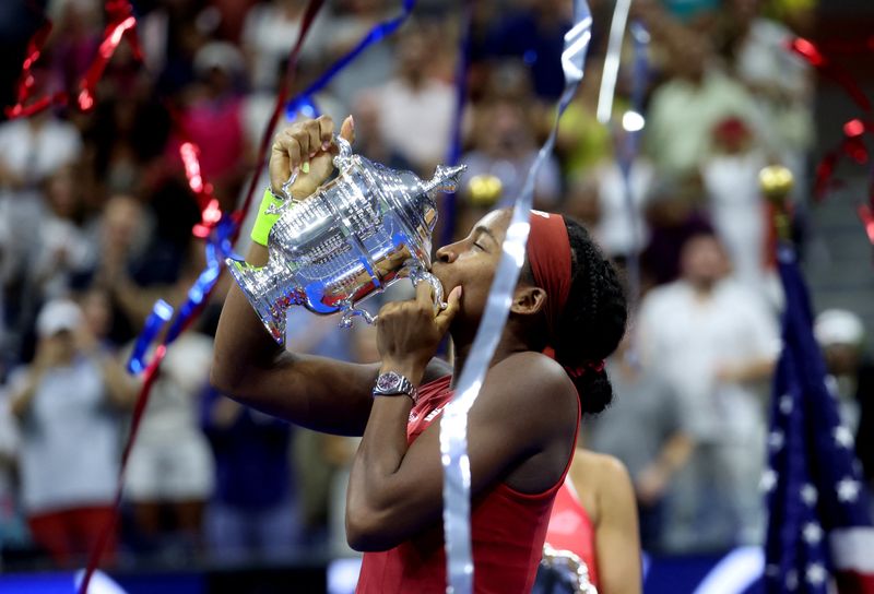 © Reuters. Tennis - U.S. Open - Flushing Meadows, New York, United States - September 9, 2023 Coco Gauff of the U.S. celebrates with the trophy after winning the U.S. Open REUTERS/Mike Segar