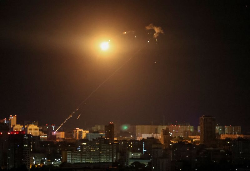 &copy; Reuters. انفجار لطائرة مسيرة في سماء مدينة كييف بأوكرانيا خلال هجوم روسي يوم الأحد تصوير: هليب هانيتش - رويترز.
