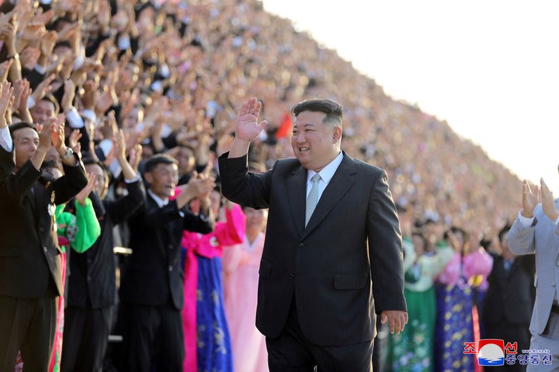 &copy; Reuters. الزعيم الكوري الشمالي كيم جونج أون يحضر احتفالات بالذكرى الخامسة والسبعين لتأسيس البلاد في صورة صدرت يوم الأحد. صورة لرويترز من وكالة الأن