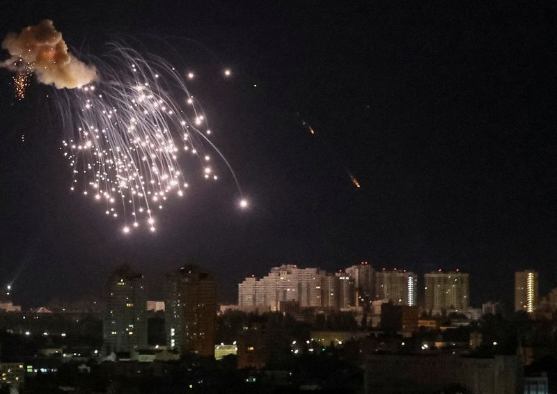 &copy; Reuters. An explosion of a drone is seen in the sky over the city during a Russian drone strike, amid Russia's attack on Ukraine, in Kyiv, Ukraine September 10, 2023. REUTERS/Gleb Garanich     