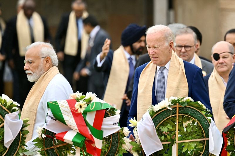 © Reuters. U.S. President Joe Biden visits the Raj Ghat memorial with Prime Minister of India Narendra Modi and other G20 leaders, Sept. 10, 2023, in New Delhi. Kenny Holston/Pool via REUTERS