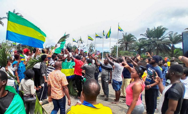 &copy; Reuters. Manifestation dans les rues de Libreville, Gabon en soutien aux militaires putschistes. /Photo prise le 30 août/REUTERS/Gerauds Wilfried Obangome 