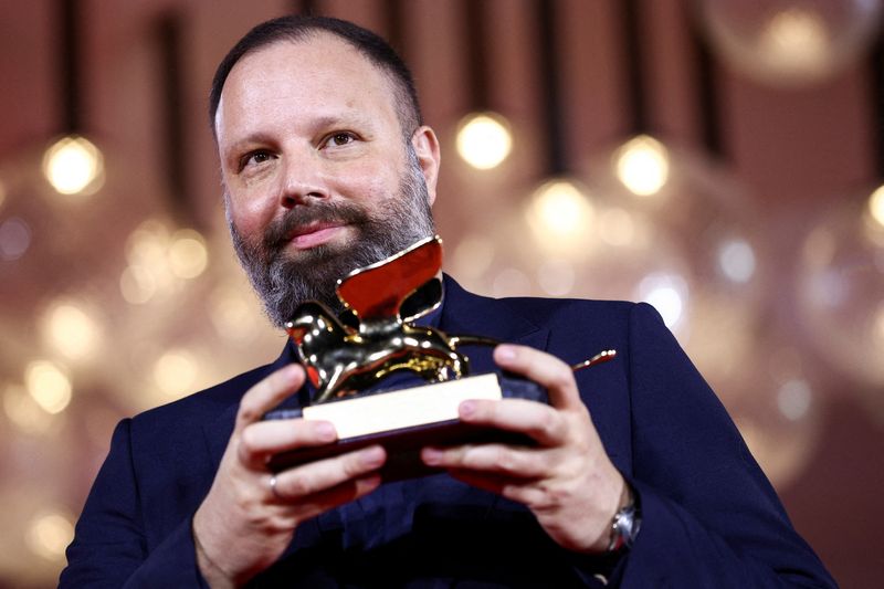 &copy; Reuters. Le réalisateur Yorgos Lanthimo reçoit le Lion d'Or du meilleur film pour son film "Pauvres créatures" à la Mostra de Venise. /Photo prise le 9 septembre 2023/ REUTERS/Guglielmo Mangiapane      
