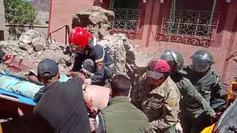 &copy; Reuters. Une personne est secourue et sortie des décombres dans le village de Moulay Brahim après le puissant séisme qui a touché le Maroc. /Capture décran effectuée le 9 septembre 2023/REUTERS/Al Maghribi Al Youm