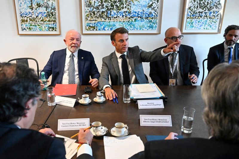 &copy; Reuters. Emmanuel Macron avec Lula (à gauche) lors du sommet UE-Celac à Bruxelles. /Photo prise le 17 juillet 2023/REUTERS/Emmanuel Dunand