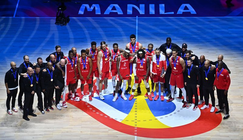 &copy; Reuters. Basketball - FIBA World Cup 2023 - Third-Place Playoff - United States v Canada - Mall of Asia Arena, Manila, Philippines - September 10, 2023 Canada players celebrate with their bronze medals after the match REUTERS/Lisa Marie David