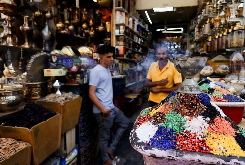 &copy; Reuters. FILE PHOTO: Vendors wait for customers near traditional souvenir products of incense and medical displayed for sale, at a popular tourist area of the al-Hussein and Al-Azhar districts, in the capital city of Cairo, Egypt, July 10, 2023. REUTERS/Amr Abdall