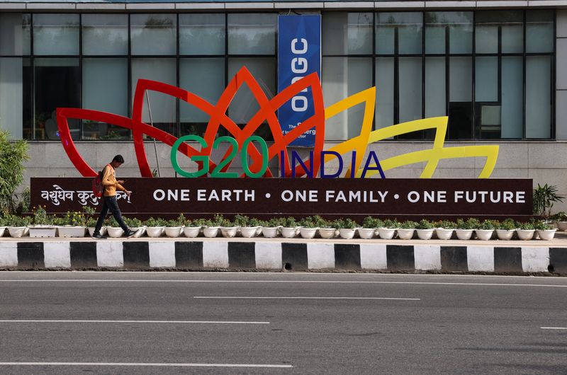 &copy; Reuters. FILE PHOTO-A man walks past a model of the G20 logo outside a metro station ahead of the G20 Summit in New Delhi, India, September 4, 2023. REUTERS/Anushree Fadnavis/File Photo