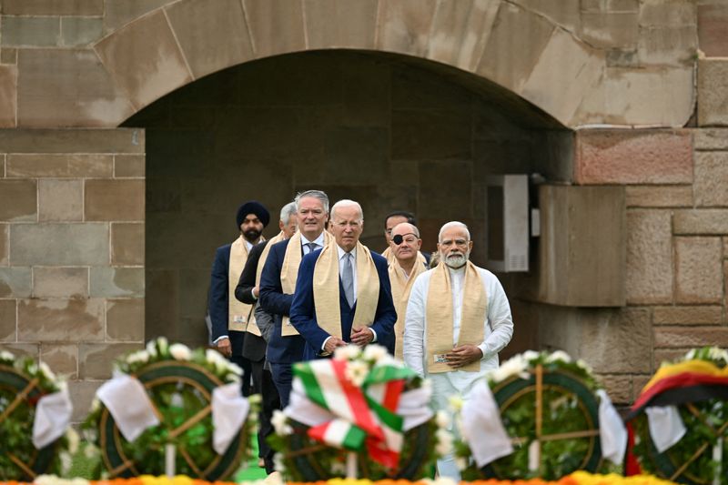 &copy; Reuters. Líderes del G20 visita el monumento conmemorativo Raj Ghat con el primer ministro de India, Narendra Modi. 10 de septiembre de 2023, en Nueva Delhi. Kenny Holston/Pool vía REUTERS 
